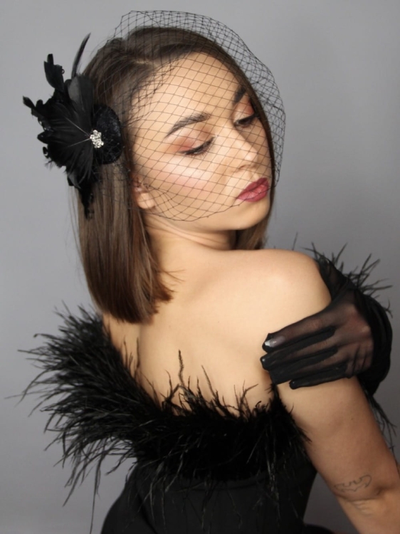 Fascynator-toczek-czarny-z-woalką-i-piórami (5).jpg