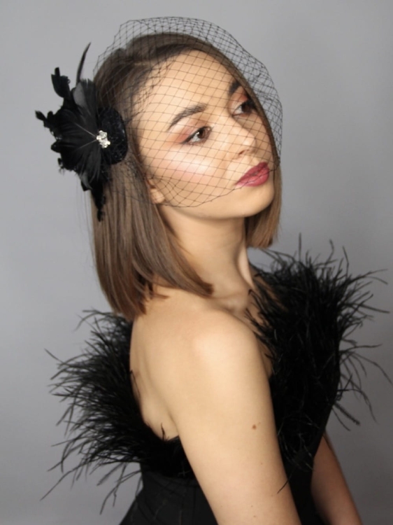 Fascynator-toczek-czarny-z-woalką-i-piórami (20).jpg