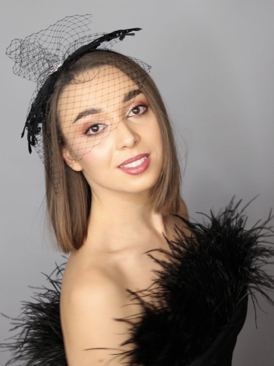 Fascynator-toczek-czarny-z-woalką-i-piórami (12).jpg