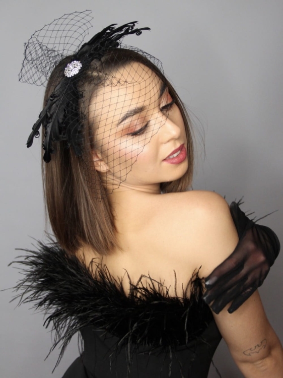 Fascynator-toczek-czarny-z-woalką-i-piórami (17).jpg