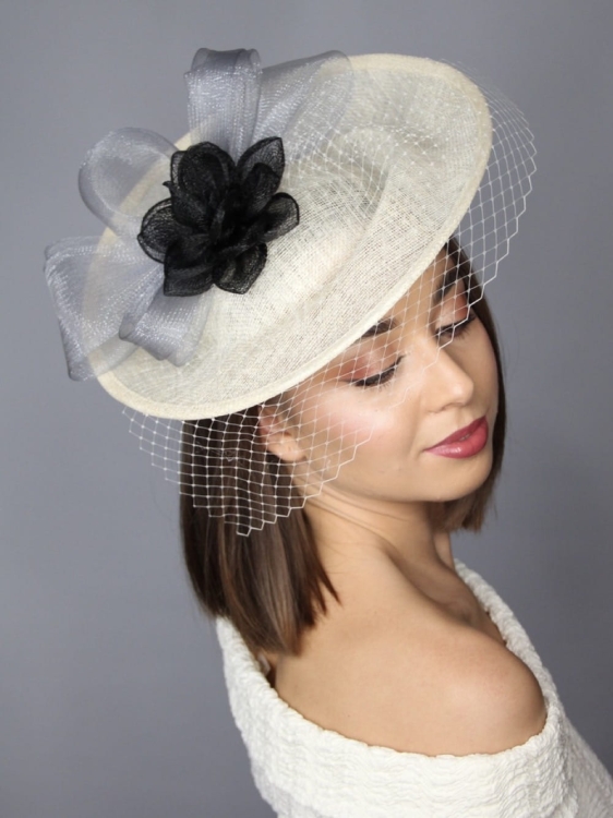Kapelusz-damski-elegancki-koktajlowy-ivory-czarny-kwiat (2).jpg