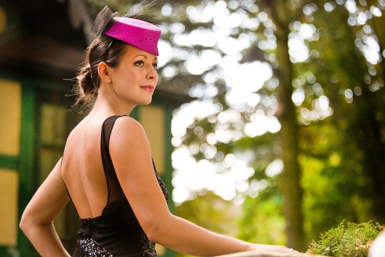 Elegancki Różowy Toczek w Stylu Retro