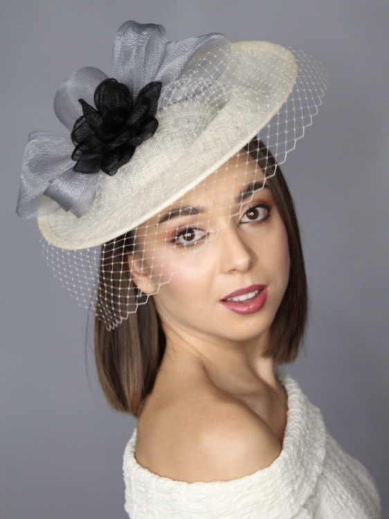 Kapelusz-damski-elegancki-koktajlowy-ivory-czarny-kwiat (5).jpg