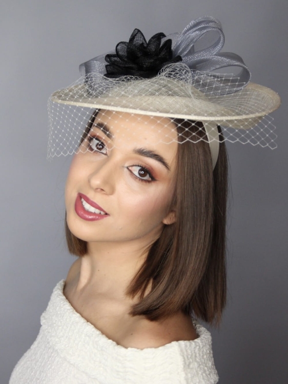 Kapelusz-damski-elegancki-koktajlowy-ivory-czarny-kwiat (8).jpg