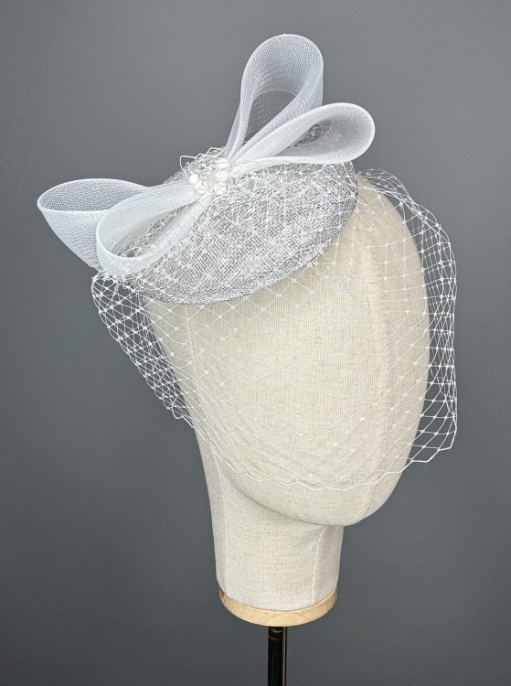 Srebrny-toczek-damski-elegancki-fascynator (9).jpg