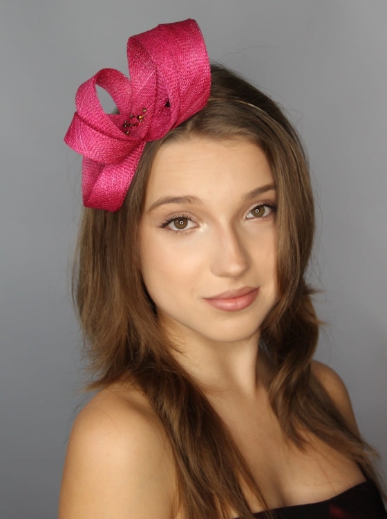 Fascynator-rozowy-na opasce-elegancki (1).JPG