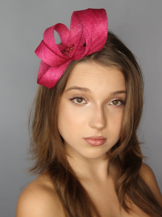 Fascynator-rozowy-na opasce-elegancki (3).JPG