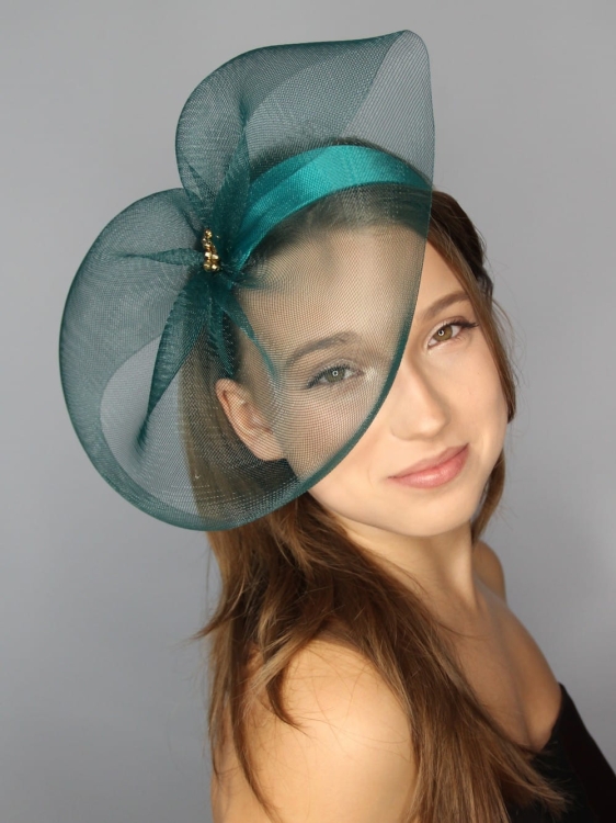 Fascynator-zielen-butelkowa-na-opasce-elegancki (11).JPG