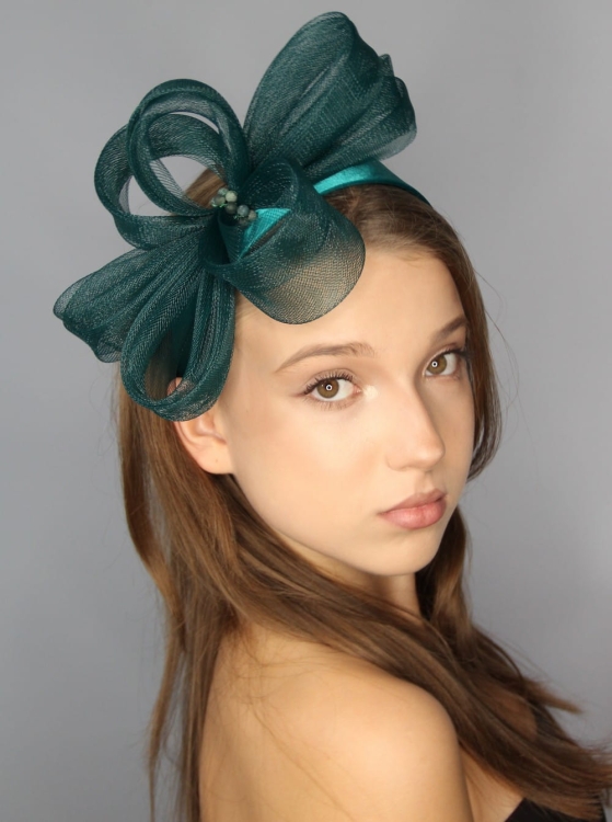 Fascynator-zielen-butelkowa-na-opasce-elegancki (17).JPG