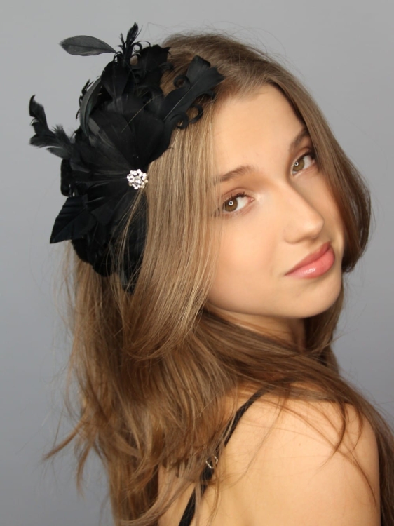 Fascynator-spinka-czarna-piora-elegancka-wieczorowa-catsby-krysztal-karnawalowa (14).JPG