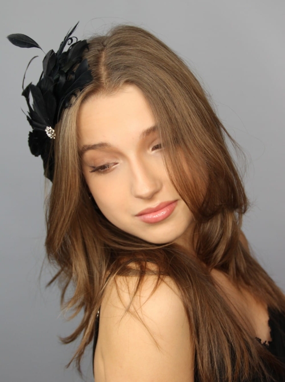 Fascynator-spinka-czarna-piora-elegancka-wieczorowa-catsby-krysztal-karnawalowa (18).JPG