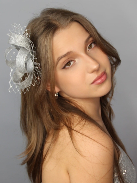 Fascynator-spinka-piora-wieczorowa-karnawalowa-srebrna-szara-elegancka-catsby (5).JPG