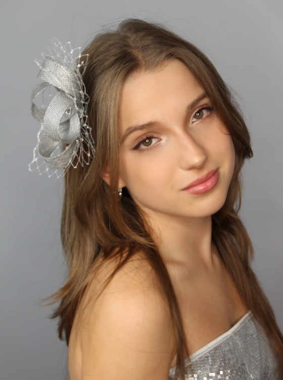 Fascynator-spinka-piora-wieczorowa-karnawalowa-srebrna-szara-elegancka-catsby (9).JPG