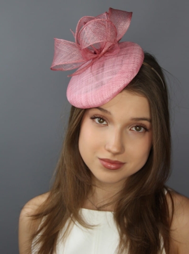 Toczek-pudrowy-róż-kapelusz-koktajlowy-fascynator-na-ślub-wysgigi-konne  (17).JPG