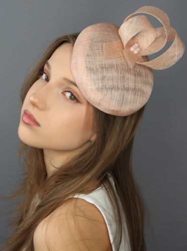 Toczek-pudrowy-róż-kapelusz-koktajlowy-fascynator-na-ślub-wysgigi-konne  (2).JPG