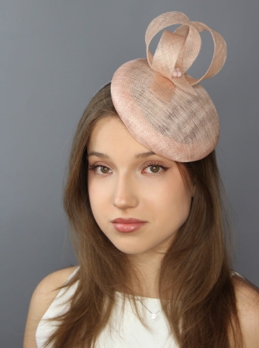 Toczek-pudrowy-róż-kapelusz-koktajlowy-fascynator-na-ślub-wysgigi-konne  (4).JPG