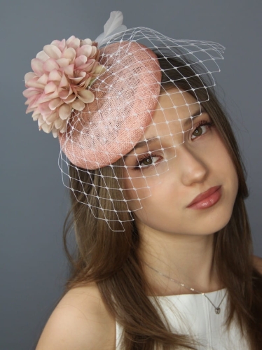 Fascynator-pudrowy-róż-toczek-kapelusz-koktajlowy (1).JPG