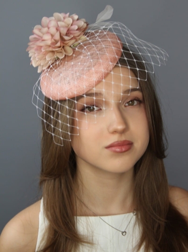 Fascynator-pudrowy-róż-toczek-kapelusz-koktajlowy (10).JPG