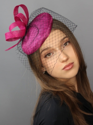 Toczek-z-woalką-różowy-koktajlowy-kapelusz (4).JPG