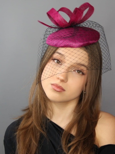 Toczek-z-woalką-różowy-koktajlowy-kapelusz (7).JPG