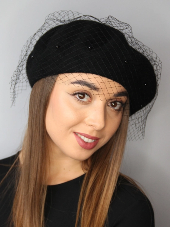 czarny-beret-welniany-z-woalka-z-koralikami-onyksu (1).JPG