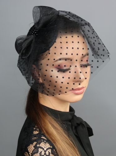 Elegancki Czarny Toczek Żałobny z Woalką