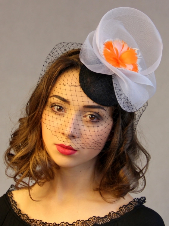 Fascynator-toczek-czarny-z-woalką-pomaranczowy.jpg.