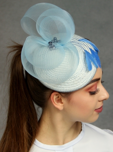 Toczek-niebieski-fascynator-z-piorami-niebieski.2.jpg