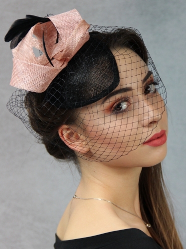 Elegancki Toczek Damski – Klasyka z Nutami Romantyzmu