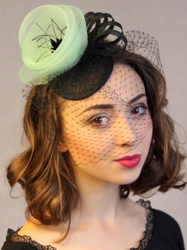 Elegancki Fascynator w Kontraście Czerni i Seledynu