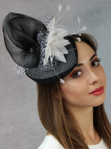 Czarny-toczek-fascynator-białe-pióra.1.jpg
