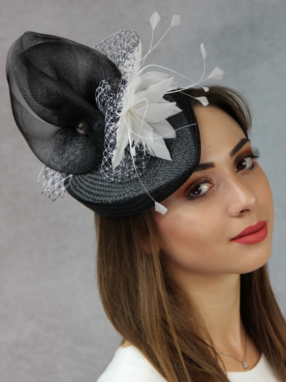 Czarny-toczek-fascynator-białe-pióra.1.jpg