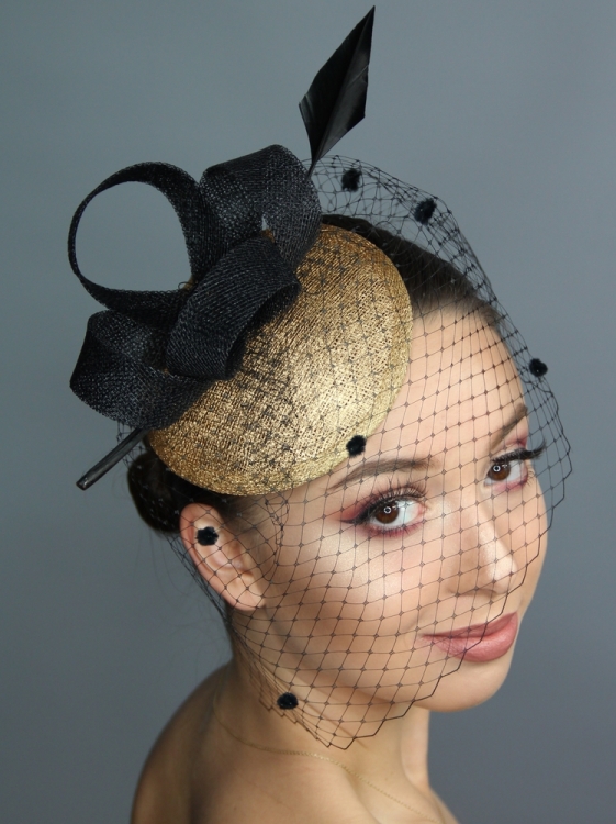 Toczek Damski Złoty – Iskra Elegancji i Tajemniczości