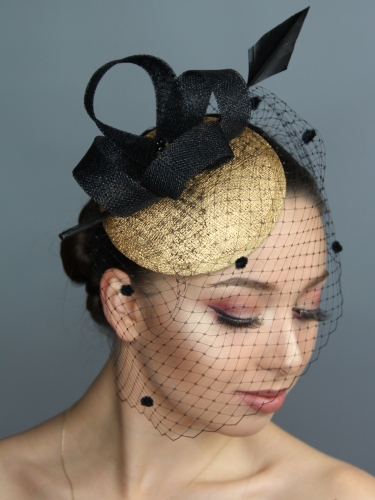 Toczek Damski Złoty – Iskra Elegancji i Tajemniczości