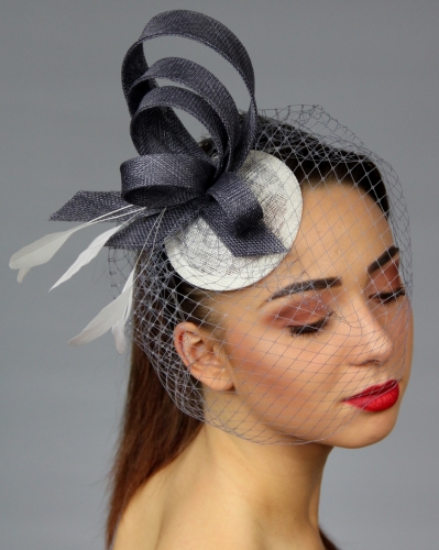 Fascynator-szary-biały-toczek-szara-woalka.2.jpg